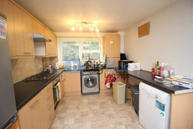 3 bed House Share to rent Image 7