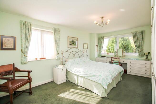 5 bed Detached for sale Image 11