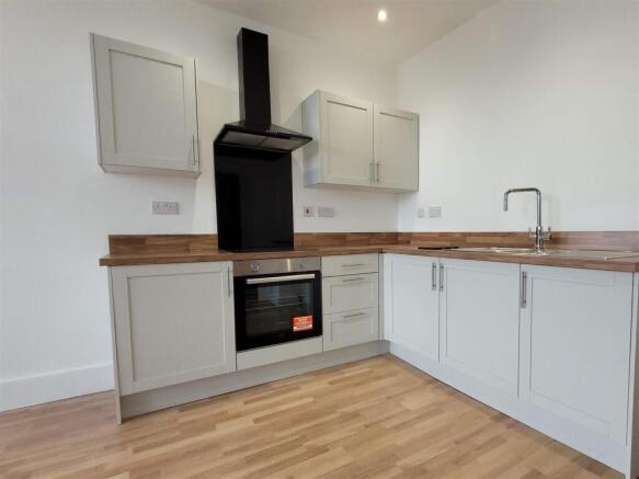 2 bed Flat to rent Image 2