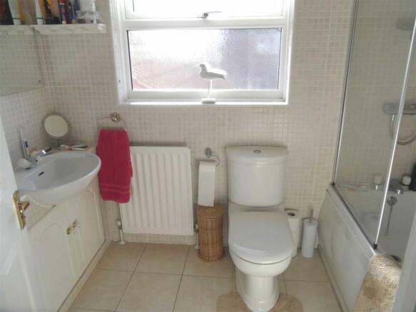 FAMILY BATHROOM/WC