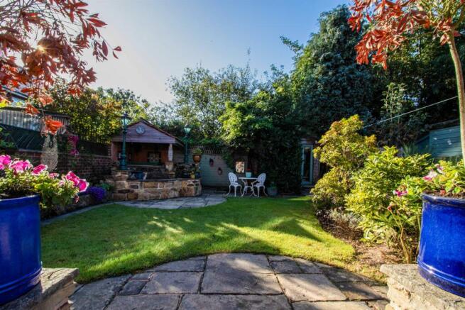 SUMMERHOUSE