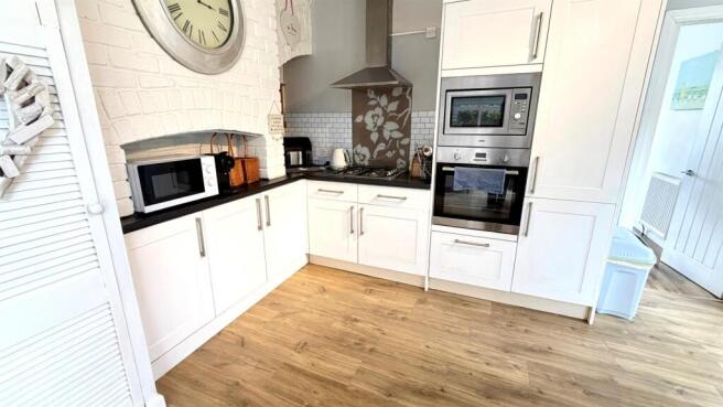 KITCHEN/BREAKFAST ROOM