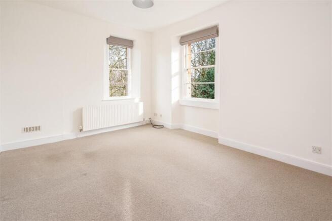 Sitting room/dining area