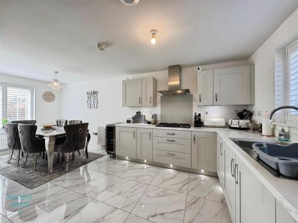 4 bed Detached for sale Image 5