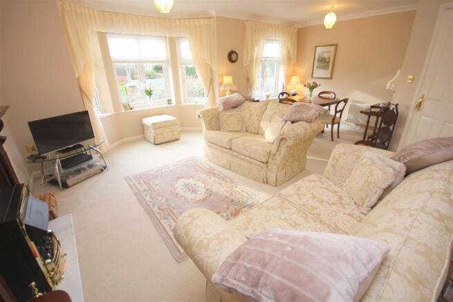 LIVING ROOM incl DINING AREA