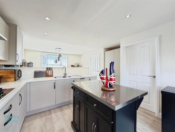 4 bed Detached for sale Image 6