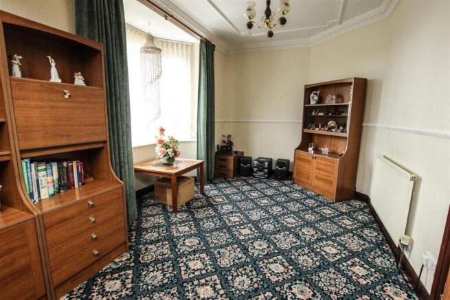 OPEN PLAN LOUNGE/DINING ROOM