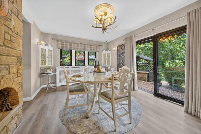 5 bed Detached for sale Image 8