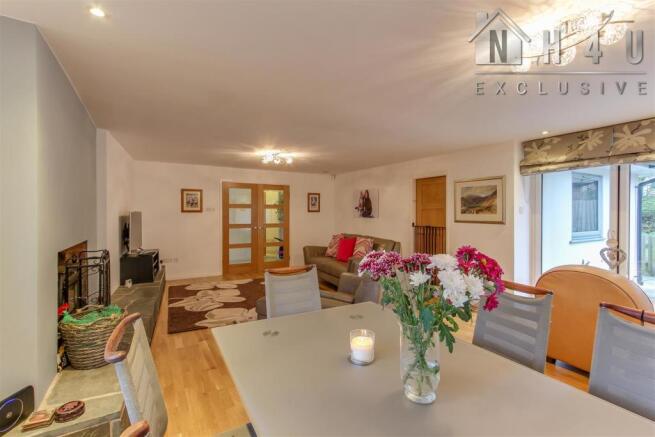 LOUNGE / DINING ROOM: