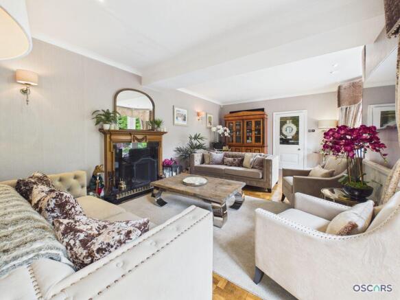 6 bed Detached for sale Image 2