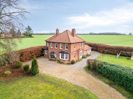 Spacious Four Bedroom Property with Scenic Views in Barnham Broom