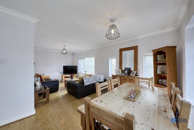 Lounge/Dining Area