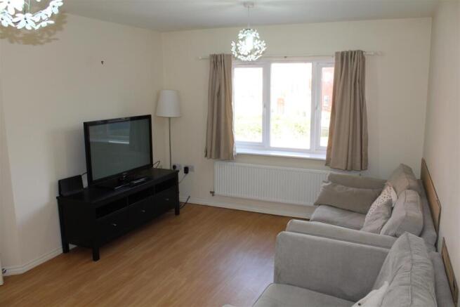 37 Wharton Cres LOUNGE.JPG