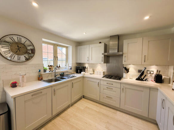 Lamb Close, Huntingdon, PE28 photo 4