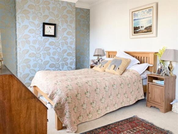 4 bed House to rent Image 6