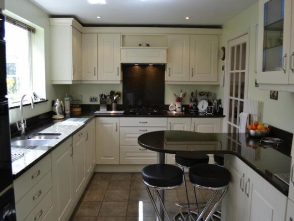 KITCHEN/BREAKFAST ROOM: