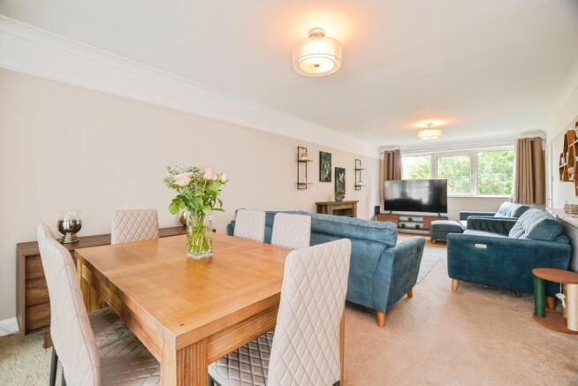 5 bed Detached for sale Image 7