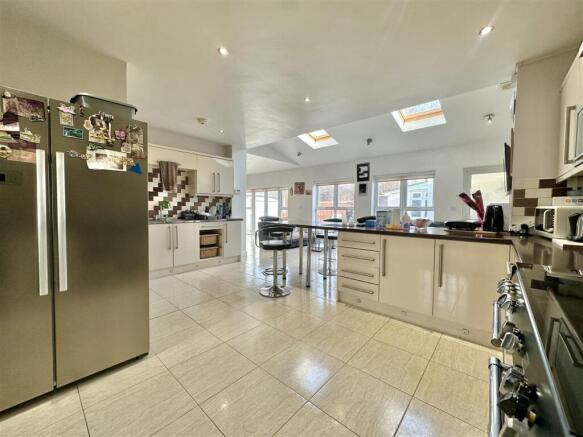 L SHAPED KITCHEN/DINER