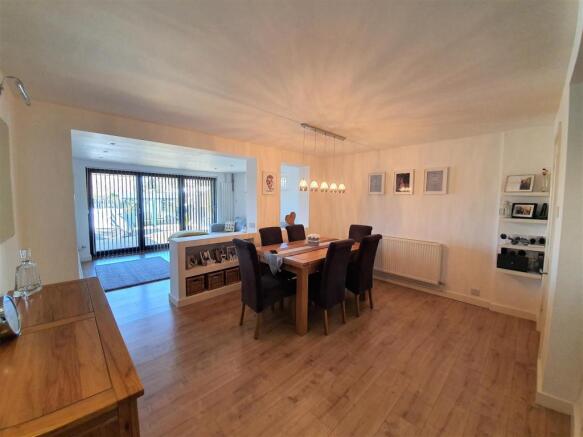 4 Chatsworth Crescent - diner area1.jpg