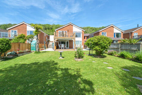 Penrice Close, Worle Hillside - SUPERB SPLIT LEVEL HOME