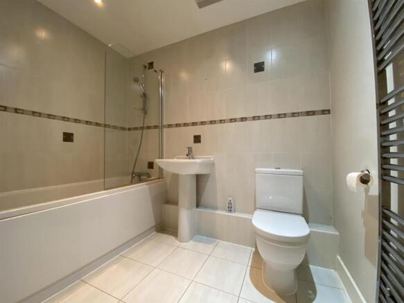 BATHROOM/WC