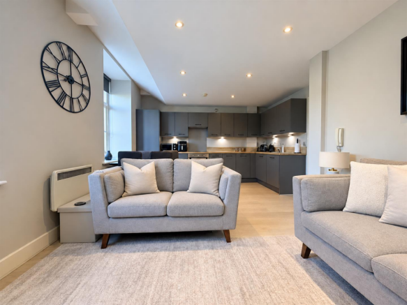 Open Plan Living Room / Dining Area / Fitted Kitch