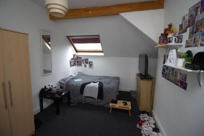 10 bed Detached to rent Image 7