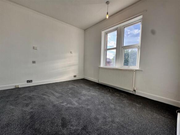 2 bed Terraced to rent Image 4