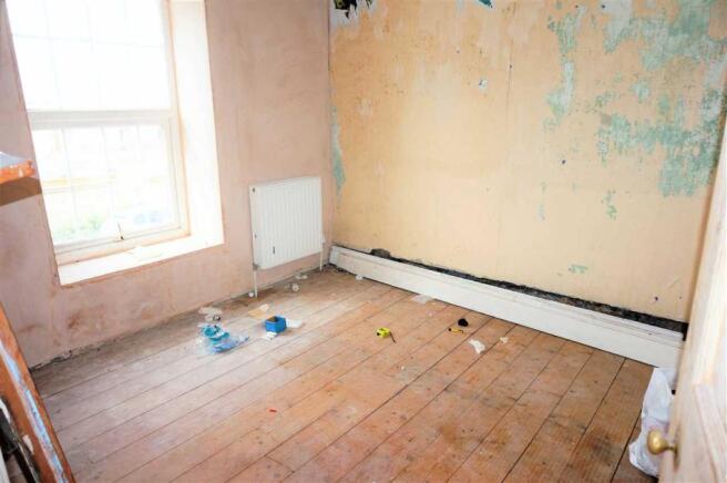 FRONT BEDROOM 2 :