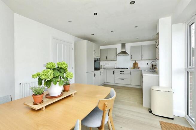4 bed Detached for sale Image 5