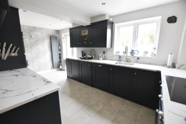 FITTED KITCHEN