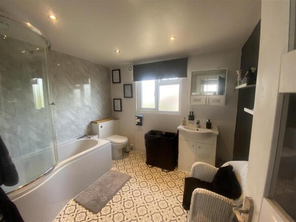 4 bed House for sale Image 9