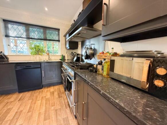 4 bed Detached for sale Image 8