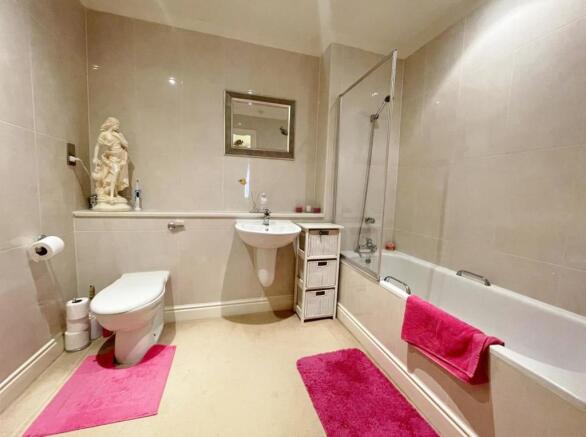 BATHROOM/WC