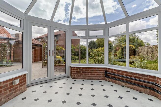 5 bed Detached for sale Image 9
