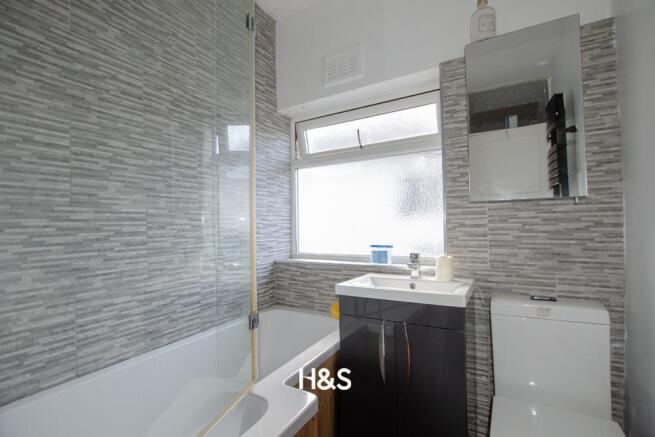 25 Rock Grove - bath.jpg