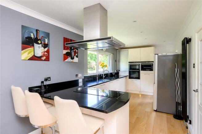 5 bed Detached for sale Image 4
