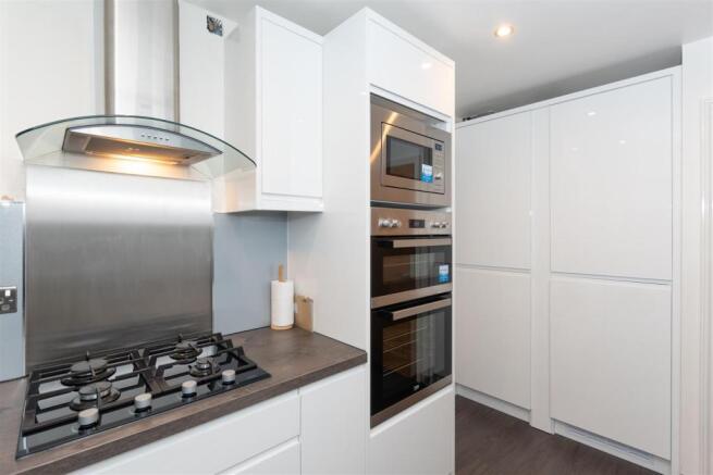 FITTED KITCHEN