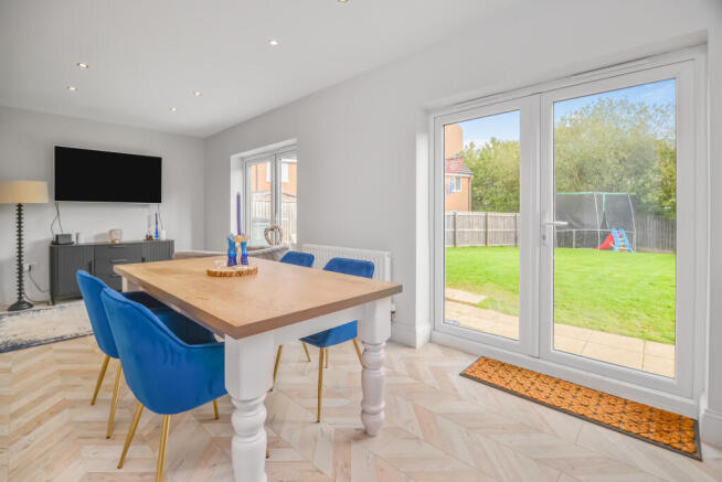 5 bed Detached for sale Image 7