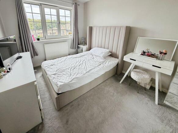 5 bed Detached for sale Image 8