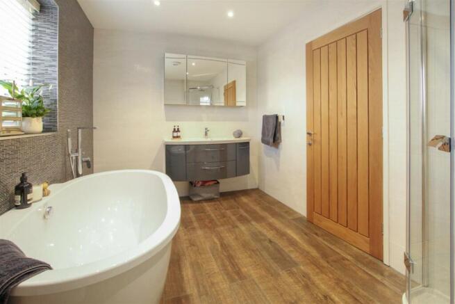 Family Bathroom (3).jpg