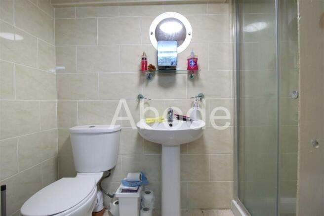 8 bed House to rent Image 5