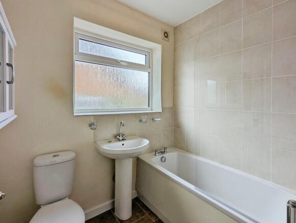 2 bed Semi-Detached Bungalow to rent Image 7