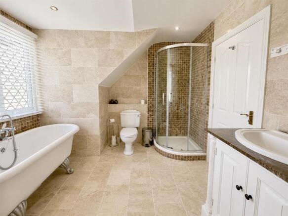 5 bed Detached for sale Image 9