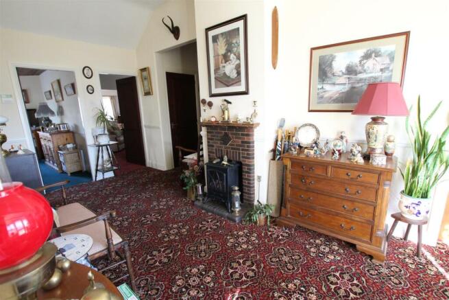 L/SHAPED RECEPTION HALL