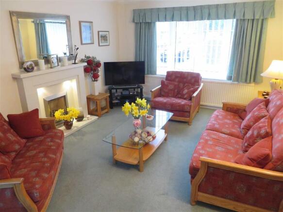 FRONT LOUNGE