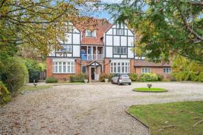 Flat 5, 9 Park Court, Frithwood Avenue, Northwood HA6 3LY
