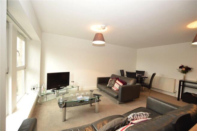 Lounge/Dining Area