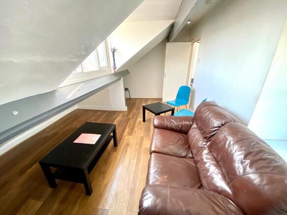 2 bed House Share to rent Image 4