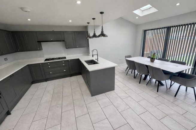 KITCHEN / DINING ROOM